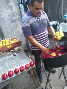 El padre del joven se dedica a la venta de manzanas de caramelo | Foto: Facebook / Luis Alvarez